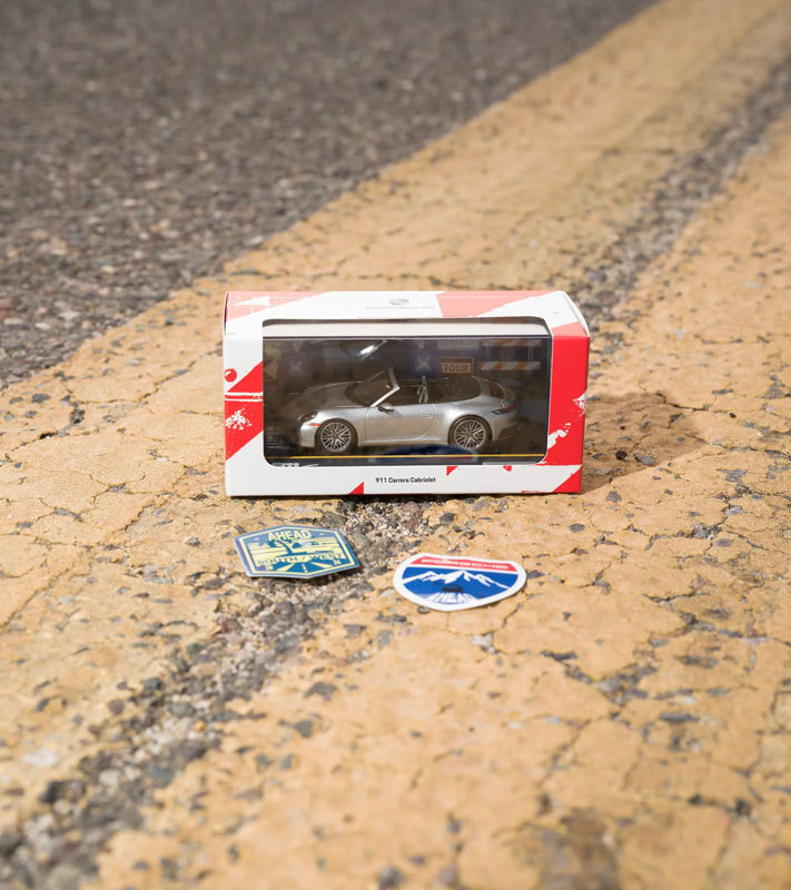 Porsche 911 Carrera Cabriolet (992) 1:43 resmi